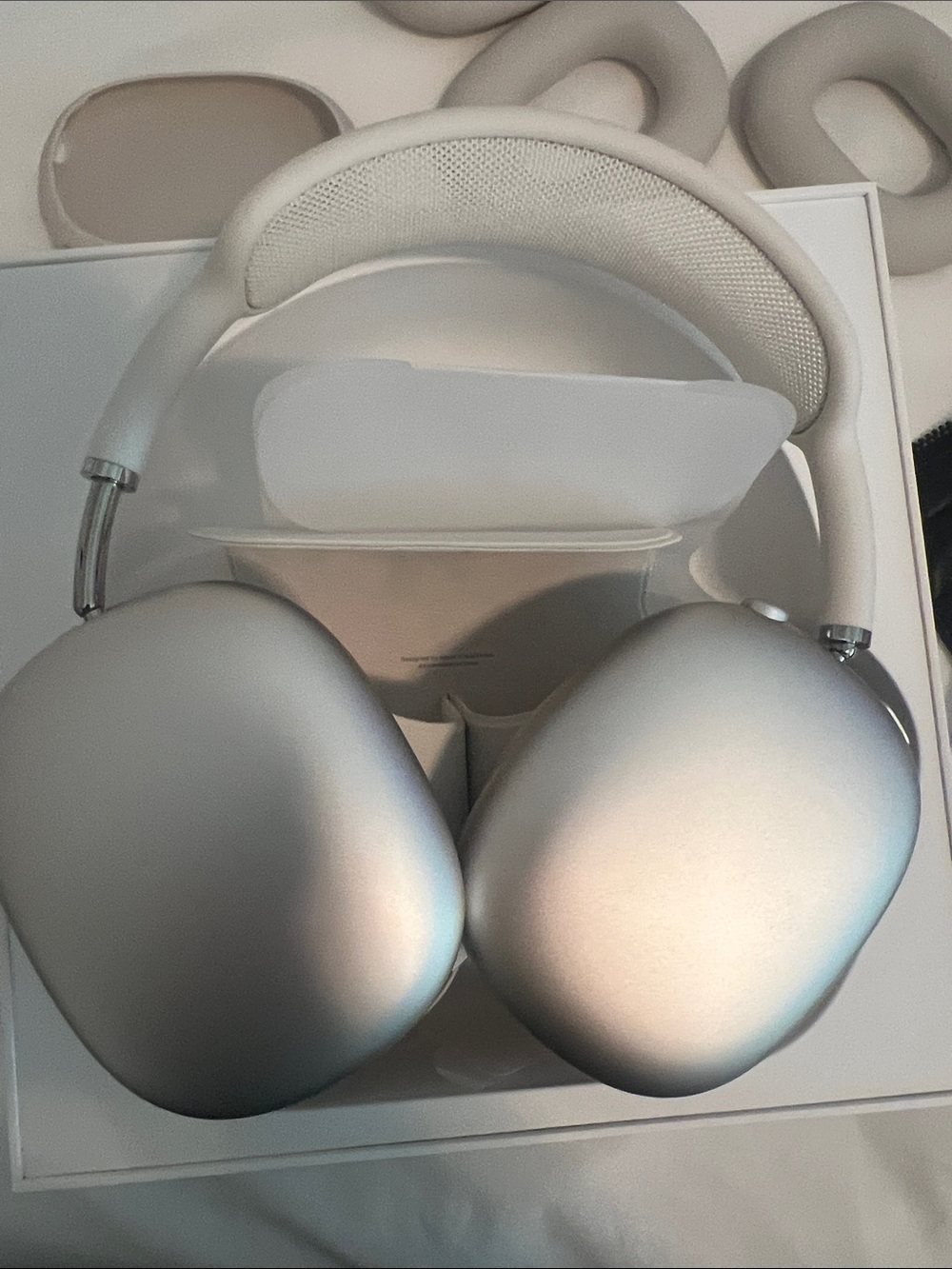 Apple AirPods Max Over-Ear Headphones in Starlight - Picture 10 of 14